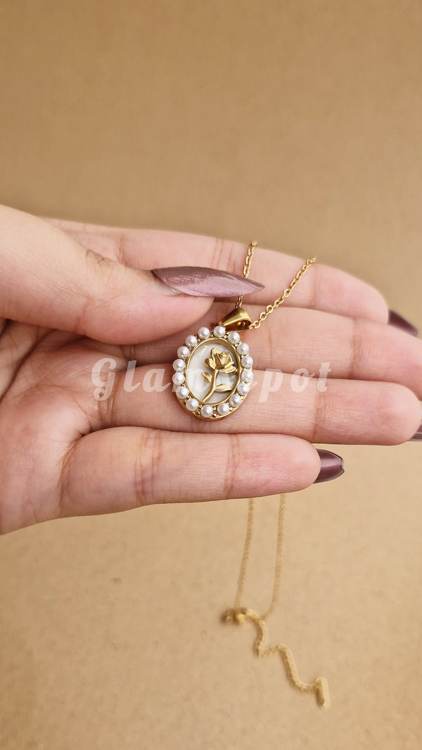 Flower Pearl Necklace