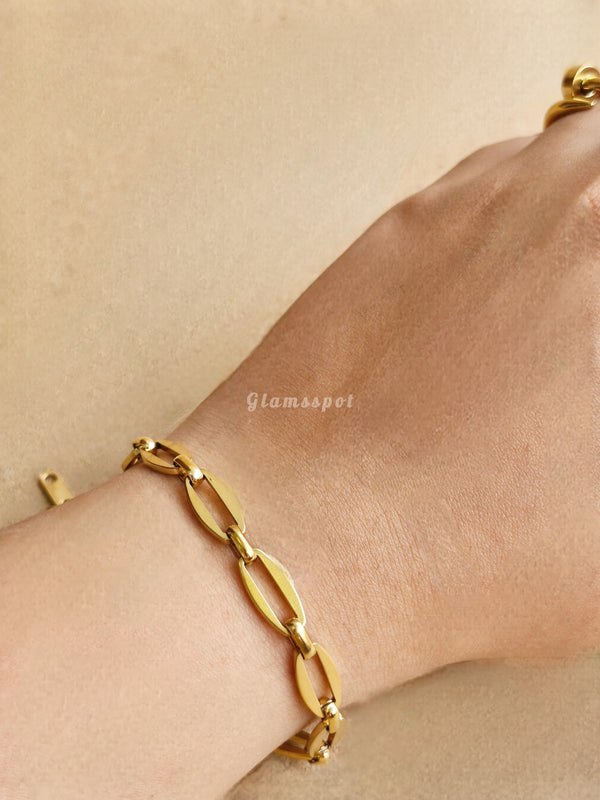 Sleak Gold Bracelet