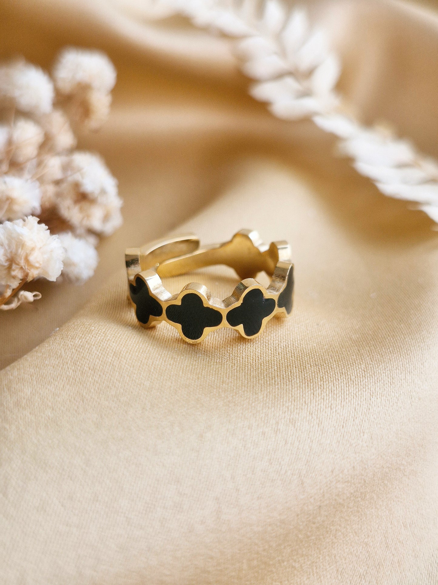 Mystic Clover Band Ring